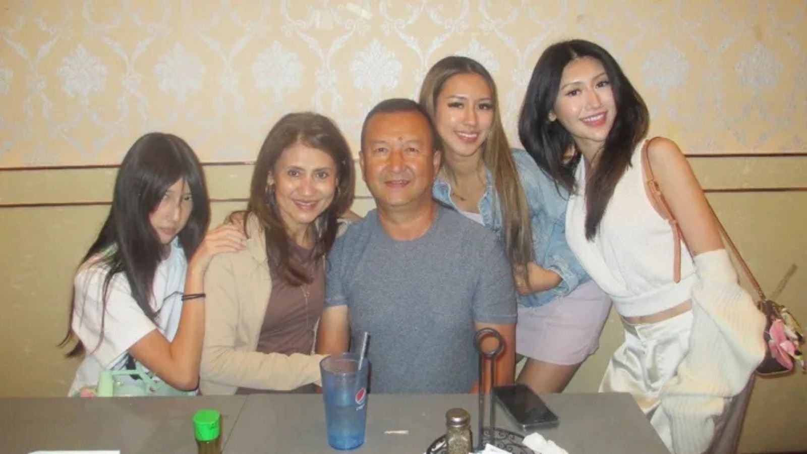 Ş&uuml;k&uuml;r Aikeabaer'in Aile Fotoğrafı
